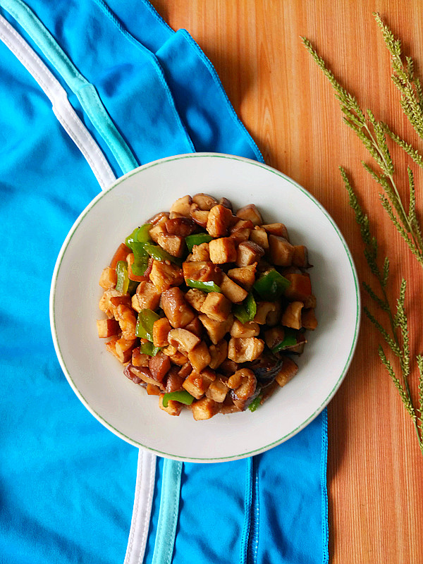 香菇雞丁的做法-家常味炒菜譜