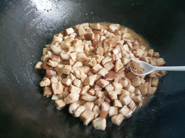 香菇雞丁的做法-家常味炒菜譜