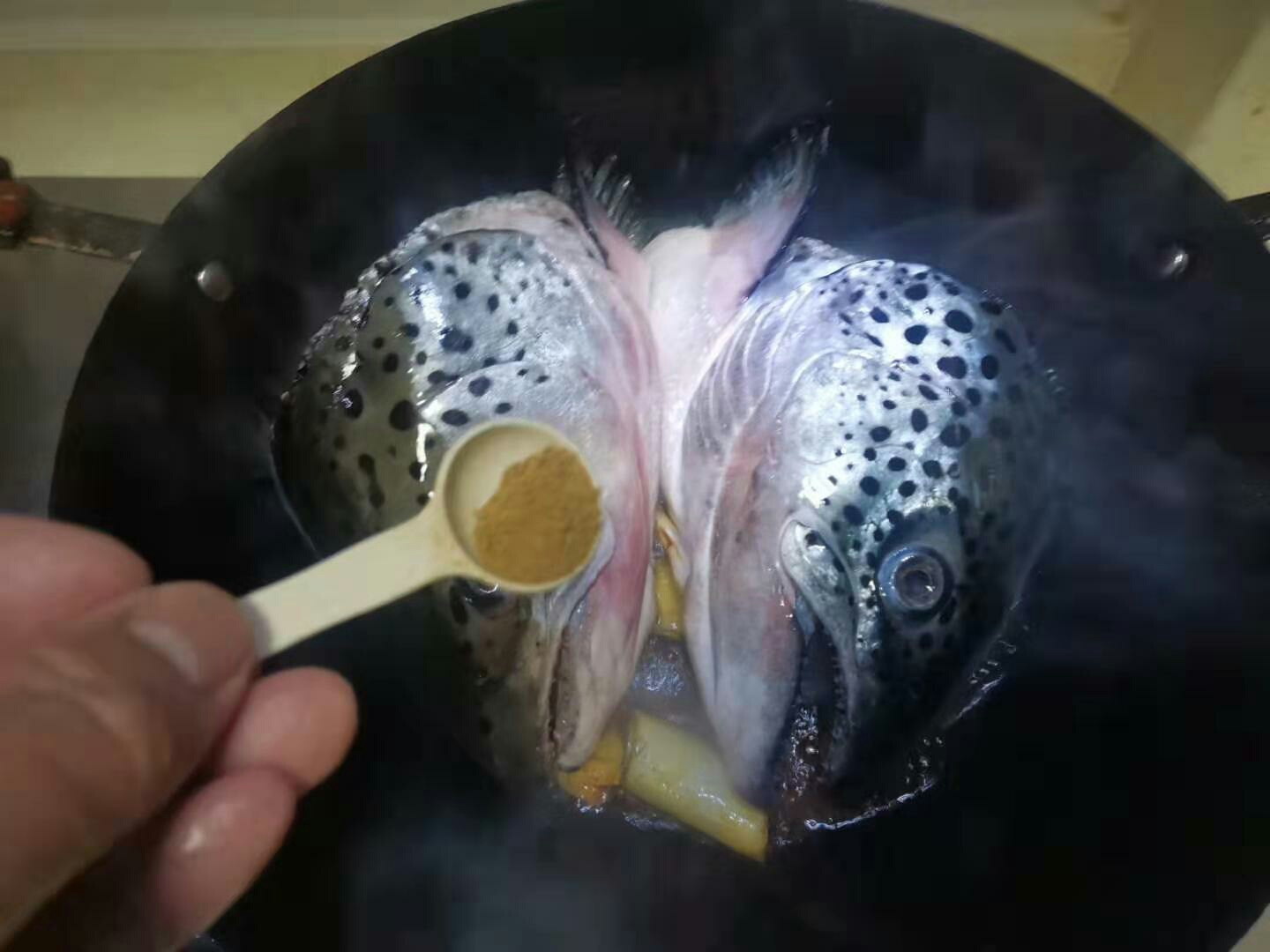 醬三文魚頭的做法-家常味燉菜譜