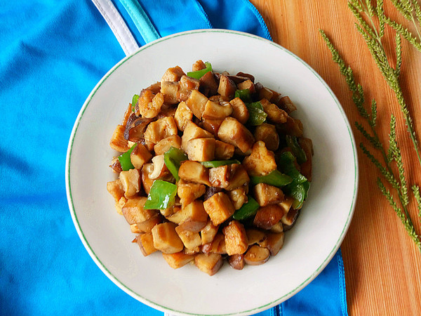 香菇雞丁的做法-家常味炒菜譜