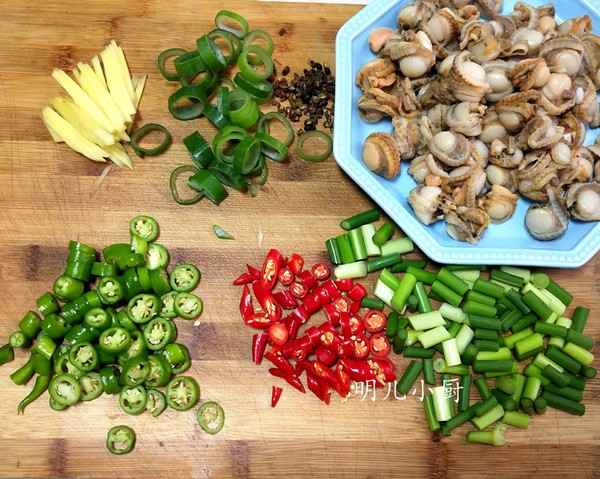 辣爆扇貝的做法-香辣味炒菜譜-易網<a href=http://www.gyfww.com/ target=_blank class=infotextkey>健康養生</a>網 辣爆扇貝的做法-香辣味炒菜譜