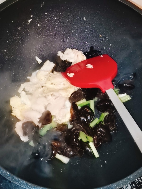 木耳芹菜炒肉的做法-咸鮮味炒菜譜