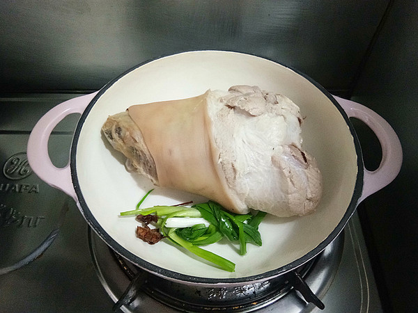 招財肘子的做法-其它口味燉菜譜