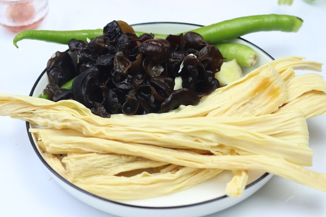 木耳炒腐竹的做法-家常味炒菜譜-易網(wǎng)<a href=http://www.gyfww.com/ target=_blank class=infotextkey>健康養(yǎng)生</a>網(wǎng) 木耳炒腐竹的做法-家常味炒菜譜