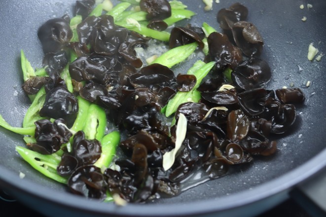 木耳炒腐竹的做法-家常味炒菜譜-易網(wǎng)健康養(yǎng)生網(wǎng) 木耳炒腐竹的做法-家常味炒菜譜