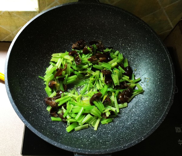 芹菜黑木耳炒雞蛋的做法-家常味炒菜譜