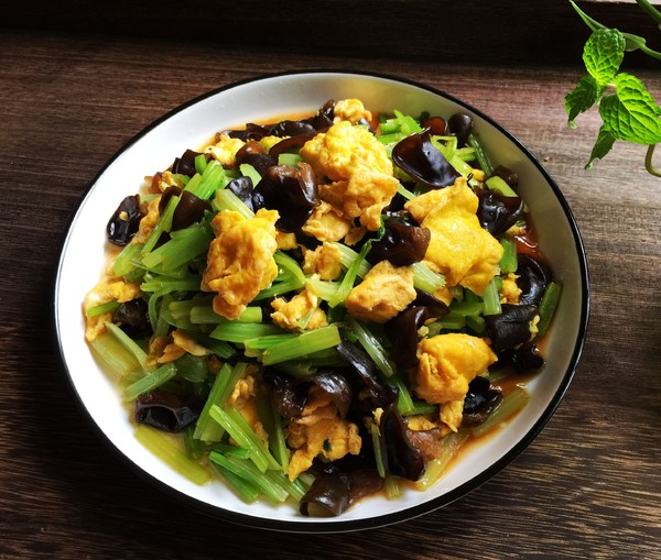 芹菜黑木耳炒雞蛋的做法-家常味炒菜譜