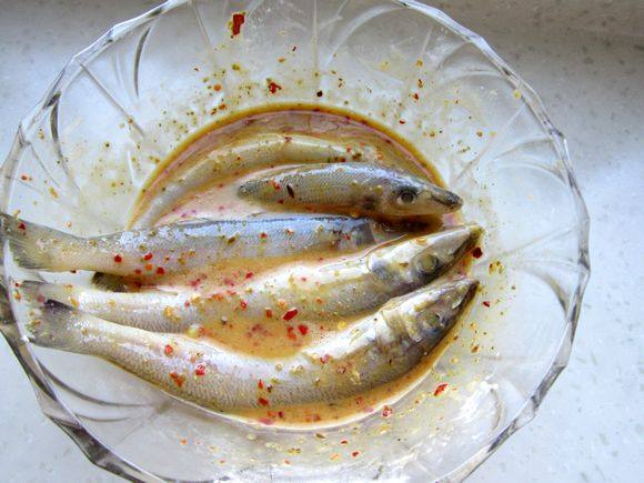 干炸沙丁魚的做法-家常味炸菜譜-易網健康養生網 干炸沙丁魚的做法-家常味炸菜譜