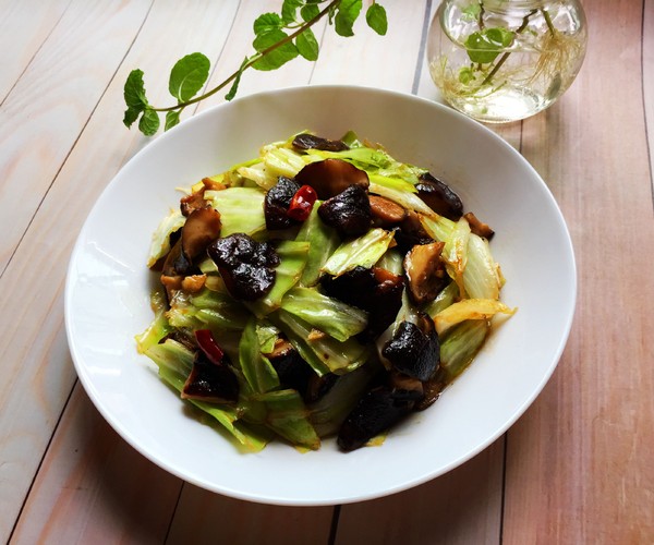 香菇熗卷心菜的做法-家常味炒菜譜