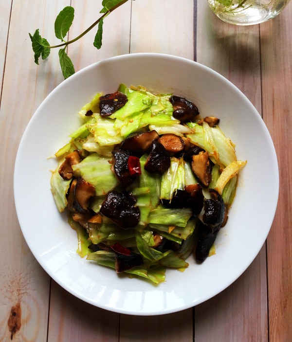 香菇熗卷心菜的做法-家常味炒菜譜