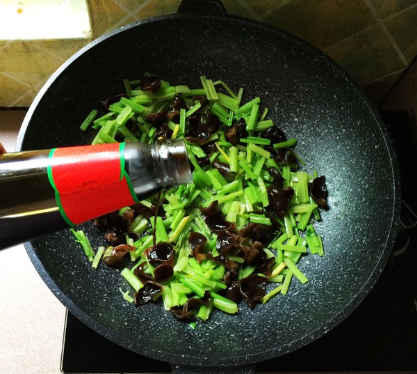 芹菜黑木耳炒雞蛋的做法-家常味炒菜譜