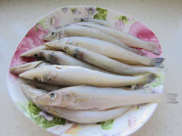 干炸沙丁魚的做法-家常味炸菜譜-易網健康養生網 干炸沙丁魚的做法-家常味炸菜譜