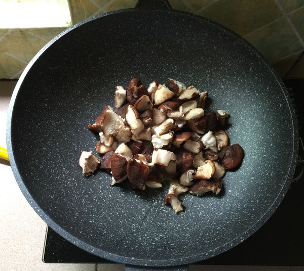 香菇熗卷心菜的做法-家常味炒菜譜