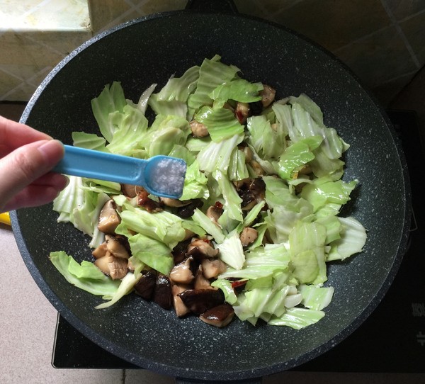 香菇熗卷心菜的做法-家常味炒菜譜