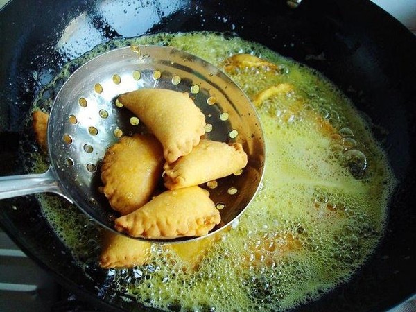 炸油角的做法-甜味炸菜譜-易網健康養生網 炸油角的做法-甜味炸菜譜