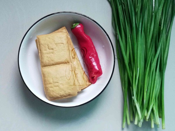 韭菜炒香干的做法-家常味炒菜譜-易網<a href=http://www.gyfww.com/ target=_blank class=infotextkey>健康養生</a>網 韭菜炒香干的做法-家常味炒菜譜