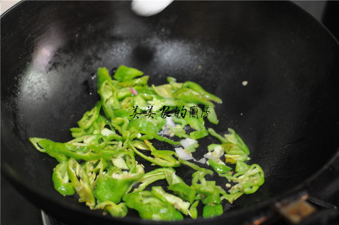 青椒炒老干媽的做法-香辣味炒菜譜