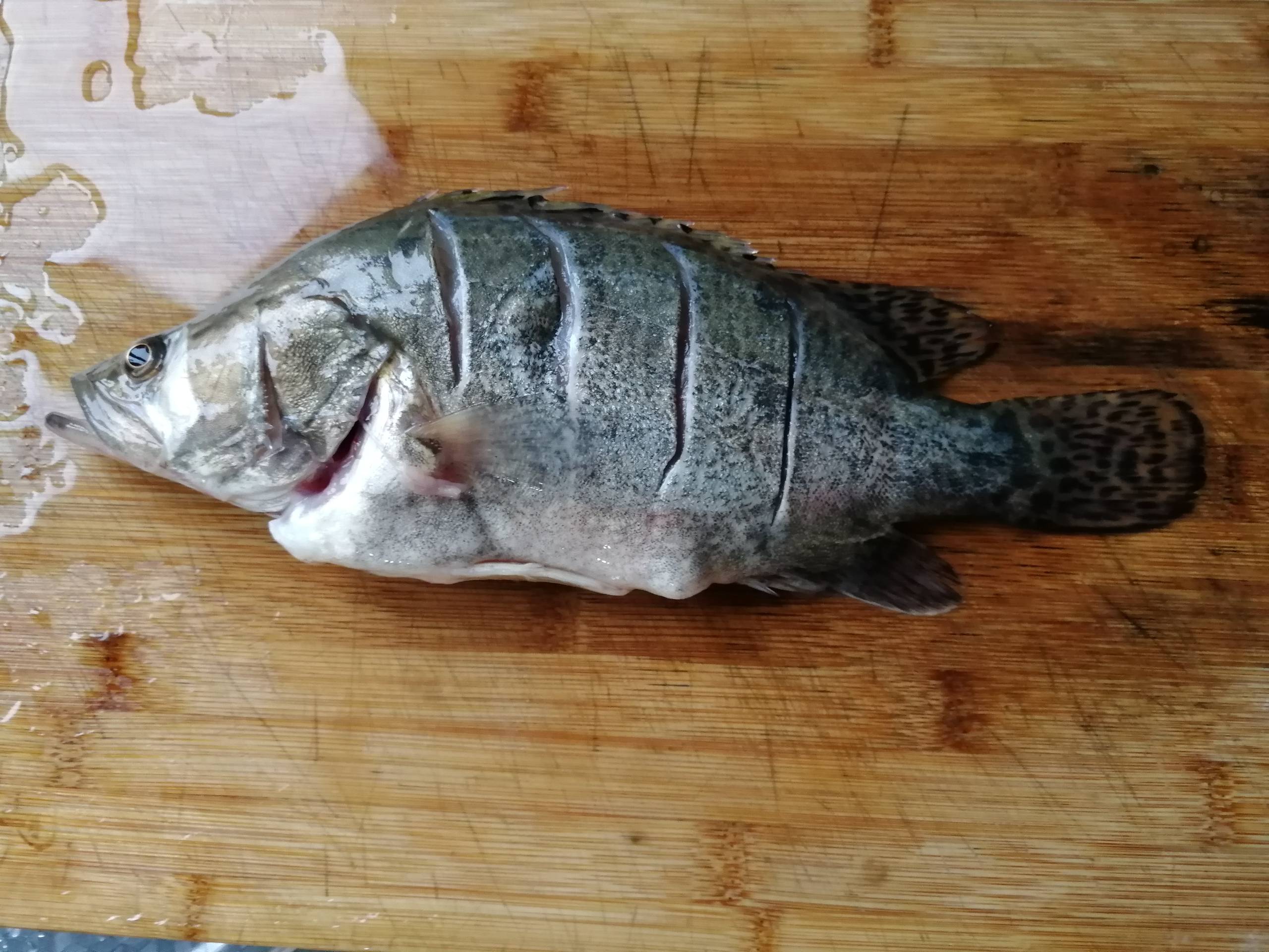 清蒸鱖魚的做法-咸鮮味蒸菜譜-易網(wǎng)<a href=http://www.gyfww.com/ target=_blank class=infotextkey>健康養(yǎng)生</a>網(wǎng) 清蒸鱖魚的做法-咸鮮味蒸菜譜