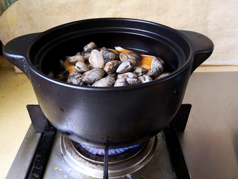 花蛤豆腐鍋的做法-家常味燉菜譜-易網健康養生網 花蛤豆腐鍋的做法-家常味燉菜譜