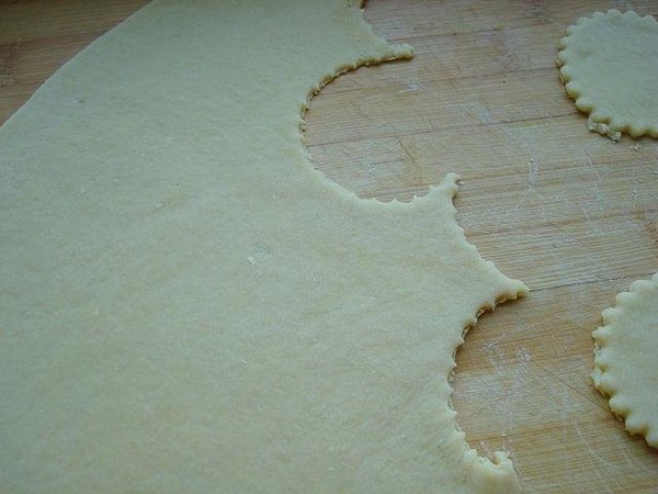 炸油角的做法-甜味炸菜譜-易網健康養生網 炸油角的做法-甜味炸菜譜