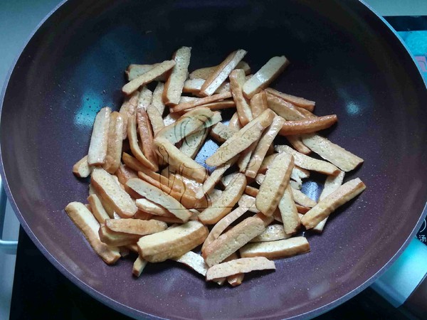 韭菜炒香干的做法-家常味炒菜譜-易網健康養生網 韭菜炒香干的做法-家常味炒菜譜