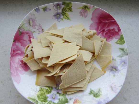 蘑菇燉鯉魚的做法-家常味燉菜譜