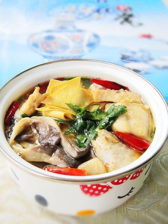 蘑菇燉鯉魚的做法-家常味燉菜譜