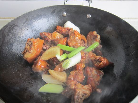 花生紅燒豬蹄的做法-家常味燒菜譜