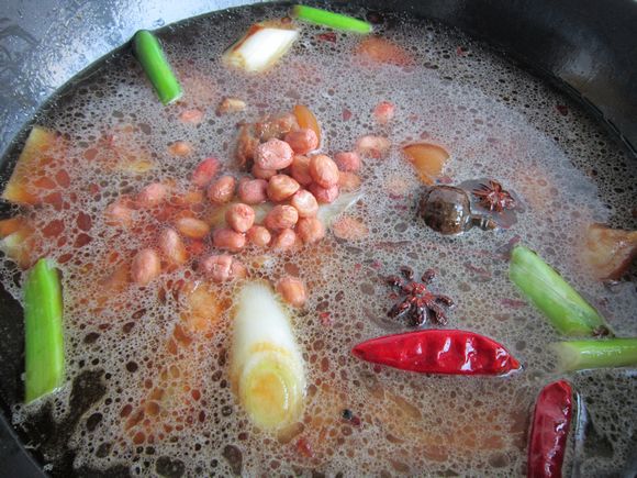 花生紅燒豬蹄的做法-家常味燒菜譜