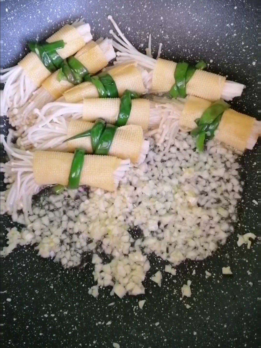 豆皮金針菇卷的做法-家常味炒菜譜