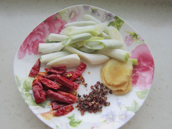 蘑菇燉鯉魚的做法-家常味燉菜譜