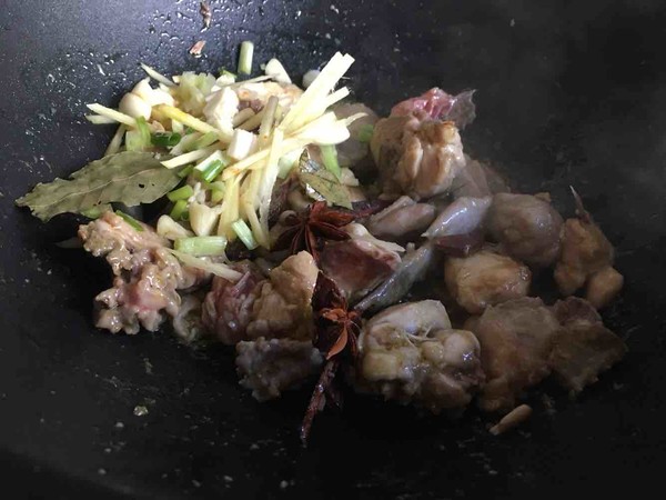 土豆仿蘑菇南瓜燜雞塊的做法-家常味煮菜譜