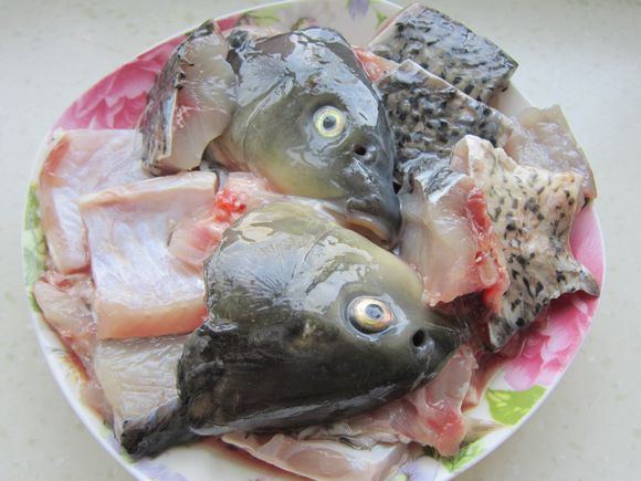 蘑菇燉鯉魚的做法-家常味燉菜譜