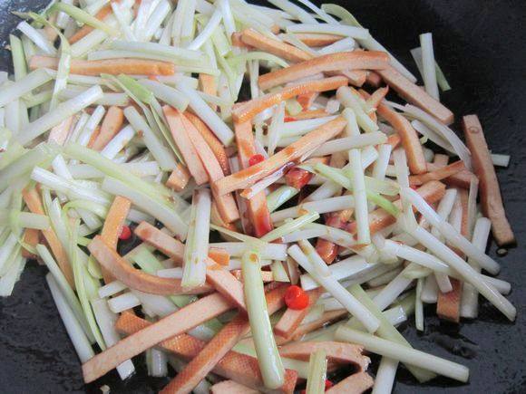 蠔油韭黃炒香干的做法-家常味炒菜譜