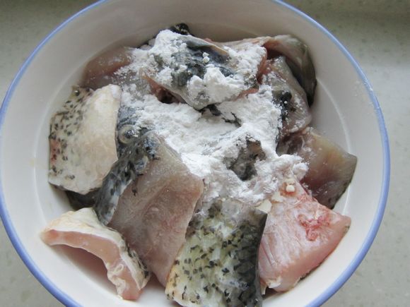 蘑菇燉鯉魚的做法-家常味燉菜譜