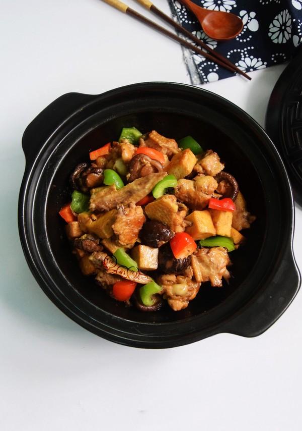 香菇豆腐燜雞翅的做法-家常味燜菜譜