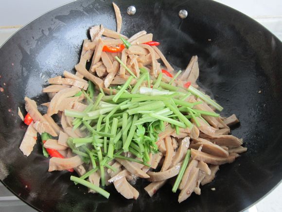 雙椒炒面筋的做法-家常味炒菜譜-易網(wǎng)健康養(yǎng)生網(wǎng) 雙椒炒面筋的做法-家常味炒菜譜