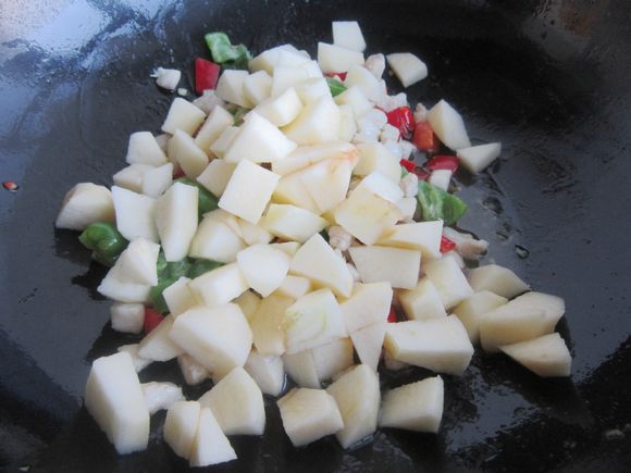 雙椒蘋果炒雞丁的做法-家常味炒菜譜