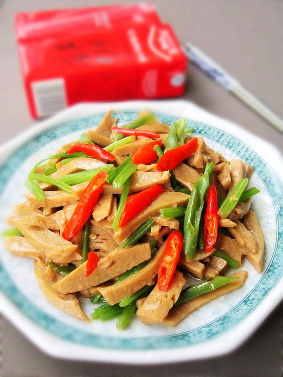 雙椒炒面筋的做法-家常味炒菜譜-易網(wǎng)健康養(yǎng)生網(wǎng) 雙椒炒面筋的做法-家常味炒菜譜