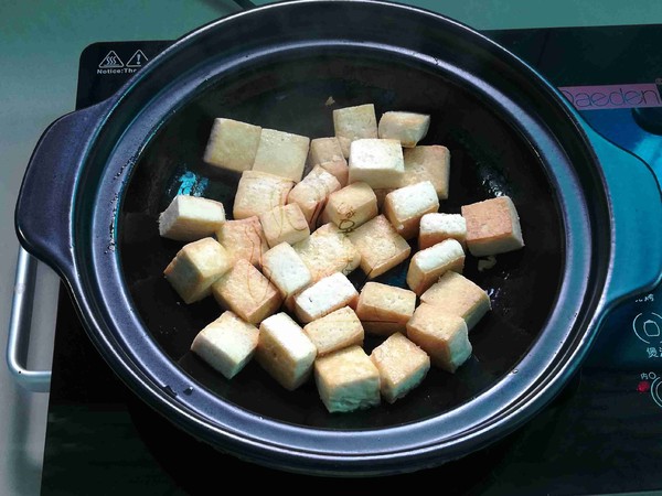 香菇豆腐燜雞翅的做法-家常味燜菜譜