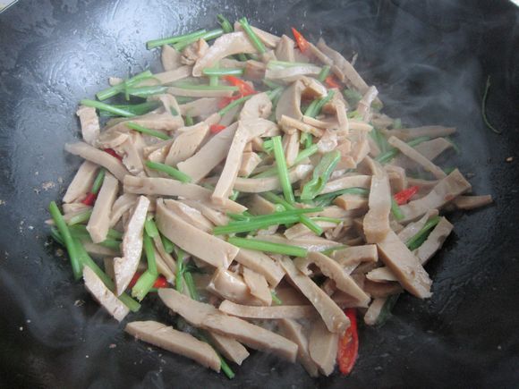 雙椒炒面筋的做法-家常味炒菜譜-易網(wǎng)健康養(yǎng)生網(wǎng) 雙椒炒面筋的做法-家常味炒菜譜