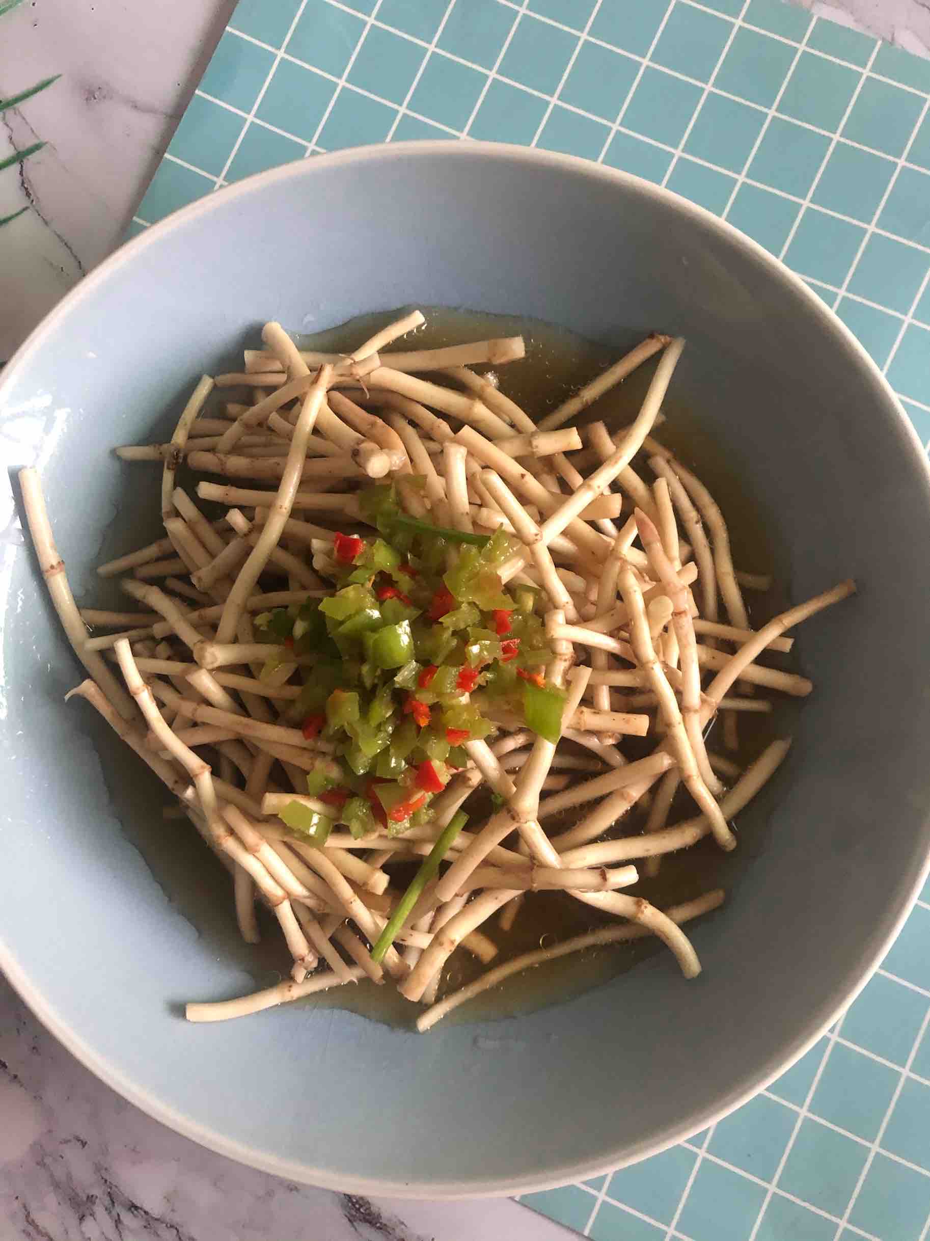 涼拌折耳根的做法-家常味拌菜譜-易網健康養生網 涼拌折耳根的做法-家常味拌菜譜