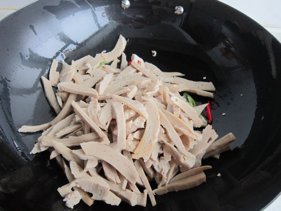 雙椒炒面筋的做法-家常味炒菜譜-易網(wǎng)健康養(yǎng)生網(wǎng) 雙椒炒面筋的做法-家常味炒菜譜