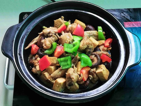 香菇豆腐燜雞翅的做法-家常味燜菜譜