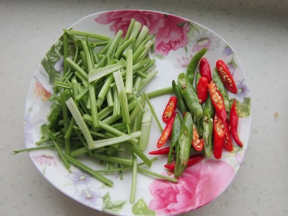 雙椒炒面筋的做法-家常味炒菜譜-易網(wǎng)健康養(yǎng)生網(wǎng) 雙椒炒面筋的做法-家常味炒菜譜