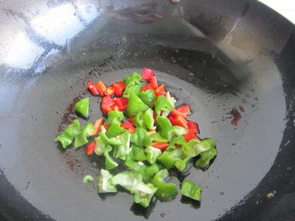 雙椒蘋果炒雞丁的做法-家常味炒菜譜