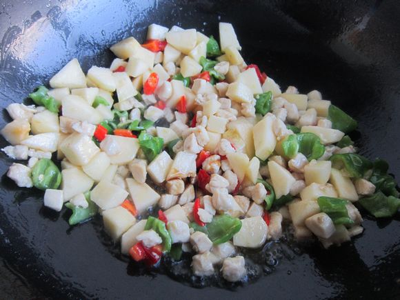 雙椒蘋果炒雞丁的做法-家常味炒菜譜