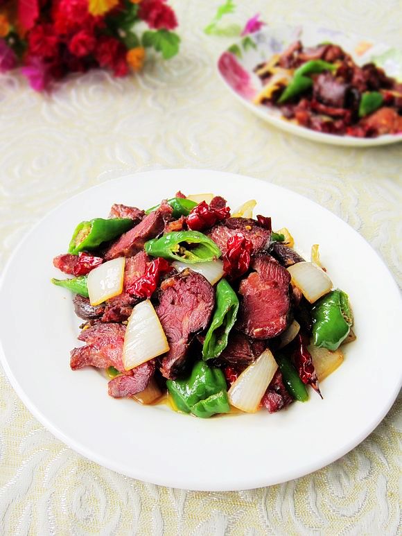 爆炒熏馬腸的做法-香辣味炒菜譜-易網健康養生網 爆炒熏馬腸的做法-香辣味炒菜譜