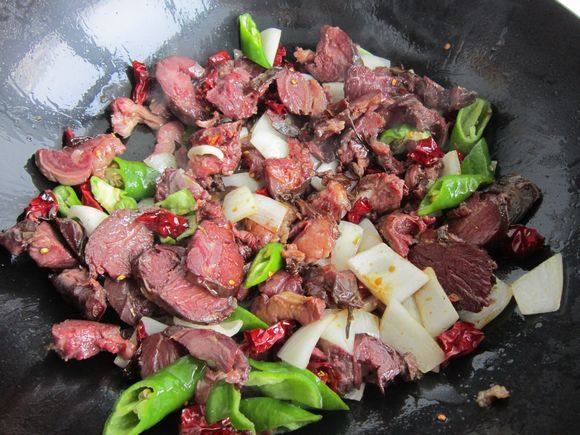 爆炒熏馬腸的做法-香辣味炒菜譜-易網健康養生網 爆炒熏馬腸的做法-香辣味炒菜譜