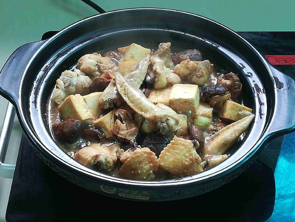 香菇豆腐燜雞翅的做法-家常味燜菜譜